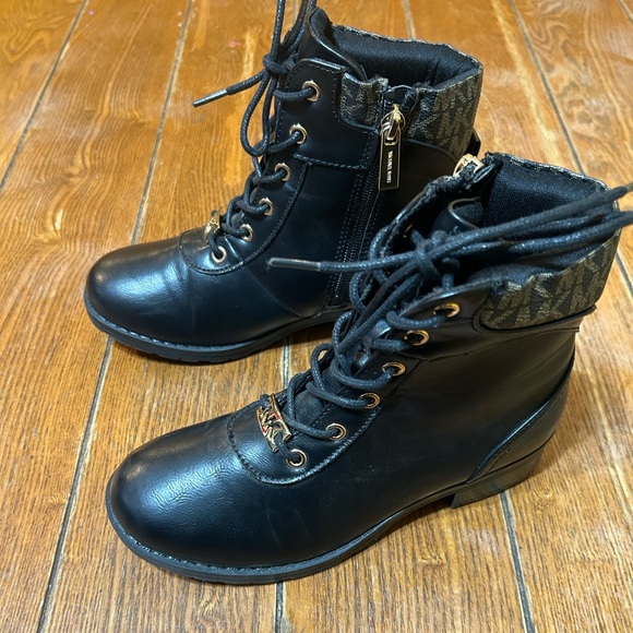 Michael Kors Reggie Size 2 Girls Youth Black Combat Lace Up Boots - Picture 1 of 8